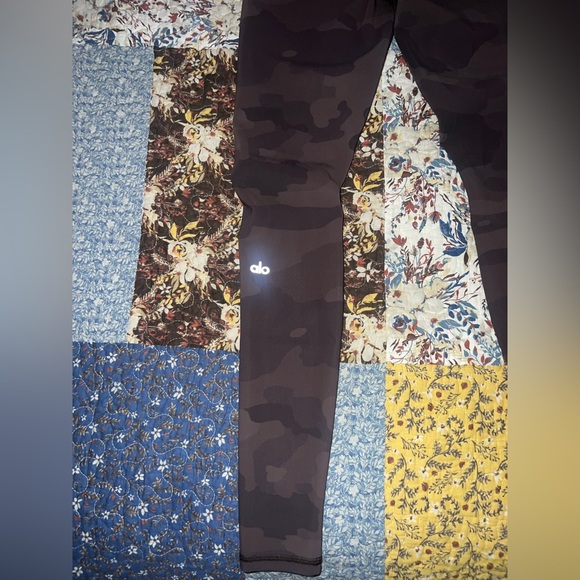ALO Yoga Camo Vapor Leggings NWOT - Picture 7 of 9